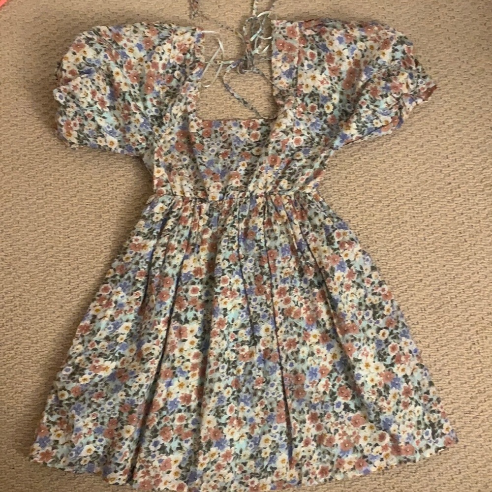Flower dress. Puffy arms.
